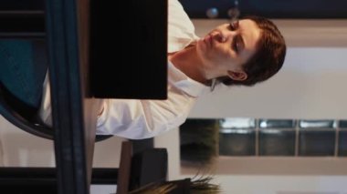 Dikey video: Ofis çalışanı finansal verileri ve uygulama uzantısını analiz ederek, e-ticaret satışları ve araştırmaları kullanarak yeni bir iş kurma sunumu oluşturdu. Planlamak için pazarlama hisseleriyle gece çalışmak