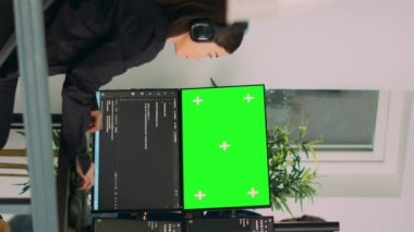 Dikey video: Yeşil ekran şablonu ve terminal pencereli monitörlerde Asya sistem mühendisi programlama uygulaması kodu. Kromakey şablonu ve çoklu modelleme üzerinde çalışan Asyalı kodlayıcı