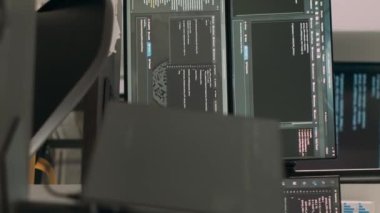 Dikey video: Boş kodlama odasında programlama kodu veri algoritmaları çalıştıran masadaki bilgisayar ekranları. Veritabanı ağ sunucuları yazılım içerisindeki bulut hesaplama bürosu, html betik dili.