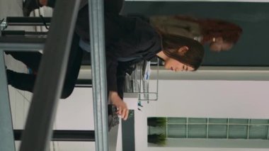 Dikey video: Yazılım programcısı bilgisayarın önünde yapay zeka algoritması göstererek kod yazma konusunda stresli hissediyor. Uçbirim penceresinde html veritabanını kodlayan yorgun üzgün geliştirici.