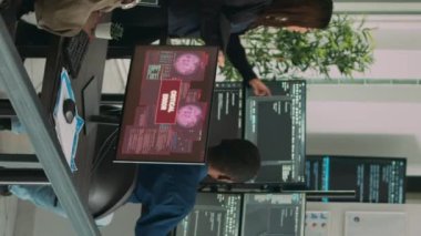 Dikey video: Çeşitli uygulama geliştiricileri hacklenen bilgisayarlarla çalışıyor, sistem hatası güvenliği ve hackleme alarmıyla ilgileniyor. Bilişim teknolojisi, siber mesajı çözmek için bilgisayar hatası bozma iletisi okumalarını yönetir