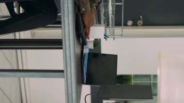 Dikey video: Tekerlekli sandalyedeki bulut programcısı, sunucu verilerini kullanarak bilgisayardaki yazılım uygulamasını yaratıyor ve kronik sakatlık yaşıyor. Ajans ofisinde yeniden kullanım arayüzü geliştirme üzerinde çalışan kodlayıcı