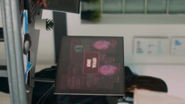 Dikey video: Bilgisayarda güvenlik ihlali alarmı ile ilgilenen çeşitli kodlayıcı ekipleri, hackleme ve kritik hatayı çözmeye çalışıyorlar. Mühendisler terminal penceresi kullanıyor ve sistem çökmesini engelliyor.