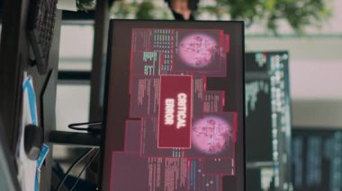 Dikey video: Veritabanı yöneticilerinden oluşan çeşitli ekip sunucuya sızmış ve bilgisayardaki güvenlik ihlali uyarısı vermiş, hackleme sorununu çözmeye çalışıyor. Ekranda kritik hata iletisi görüntüleniyor.