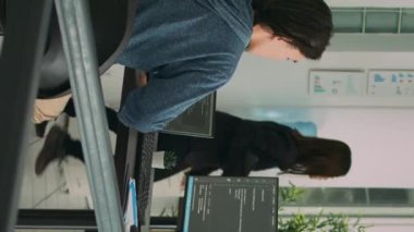 Dikey video: Asyalı betik programcısı yeni arayüz kodu kullanmak için veritabanı bilgileriyle çalışıyor. html dili verileri yazan yazılım geliştiricisi, geliştirme ajansı ofisinde güvenlik uygulaması planlıyor
