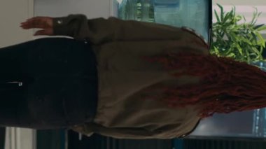 Dikey video: Çeşitli yazılım geliştiricileri kaynak kodlarını karşılaştırıyor ve sunucu geliştirme üzerinde çalışıyor. Büyük veri kodlama grubu projesi ve bulut hesaplamasında işbirliği yapan iş arkadaşları.