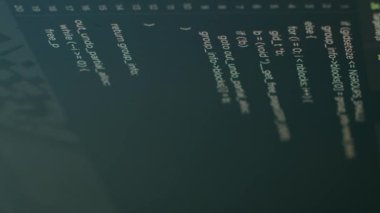 Dikey video: Uçbirim penceresinde verileri olan program geliştirme, bilgisayarda kodlama dilini gösteriyor. Hmtl betiği ile yeni kullanıcı arayüzü programlama ve veritabanı bulut hesaplaması. Kapat..