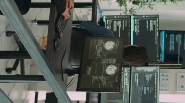 Dikey video: Çeşitli yapay zeka bulut programcıları güvenlik duvarı sunucusuna sızıyor. html yazılımında kritik hataya bakan web geliştiricileri, ajansta takım çalışması yapıyor