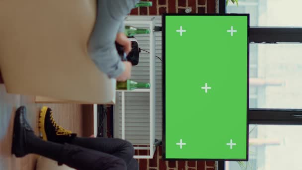 Vídeo Vertical Amigos Felizes Jogando Videogames Fundo Greenscreen Desfrutando Competição — Vídeo de Stock