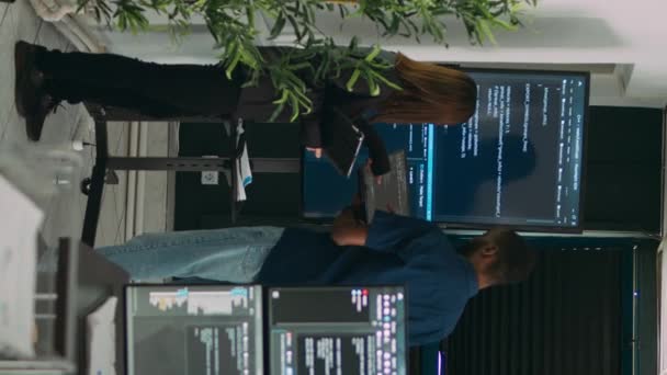 Вертикальное Видео Разнообразная Команда Системных Разработчиков Анализирует Код Большом Экране — стоковое видео