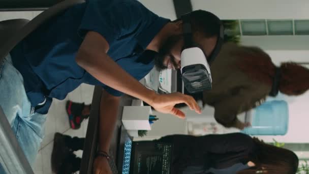 Vertikal Video Man App Utvecklare Med Hjälp Virtual Reality Glasögon — Stockvideo
