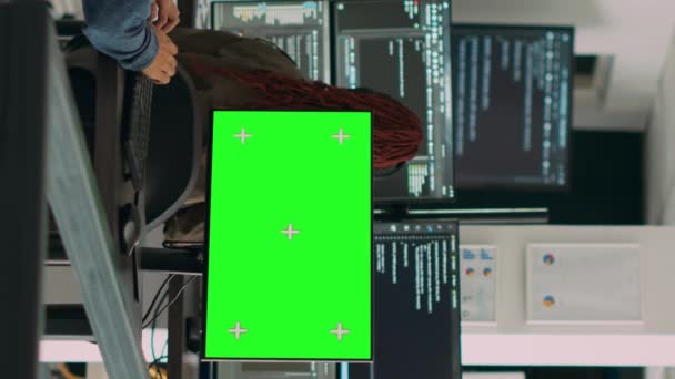 Vertikales Video Team Von Programmierern Arbeitet Quellcode Mit Greenscreen Monitor — Stockvideo