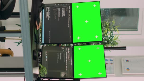 垂直ビデオ アジアのシステムエンジニアは ソフトウェアイノベーションオフィスの複数のモニターでHtmlスクリプトコードとグリーンスクリーンを使用しています ターミナルウィンドウと隔離されたクロマキーディスプレイで作業しているプログラマー — ストック動画