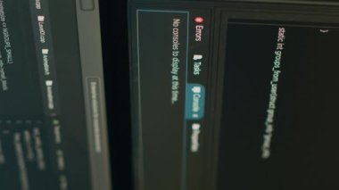 Dikey video: Ajans ofisinde yazılım geliştiricisinin yazılım dili yazma ekranı. Sistem mühendisi kaynak kodu, veri fonksiyonları metin betiği kavramını göster. Kapat..