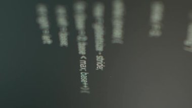 Dikey video: Bilgisayarda kodlama bilgileri ve html betik testi, güvenlik duvarı sunucusu olan yeni bir uygulama geliştirme. Terminal penceredeki dijital yazılım ve bulut hesaplama veritabanı. Kapat..