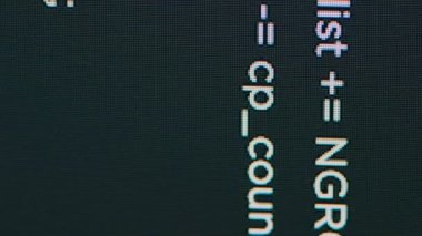 Dikey video: Html betiği ile yazılım uygulaması oluşturularak terminal penceresinde kaynak kodu yazan sistem mühendisinin görüntülenmesi. Yazılım geliştirici programlama dili kavramı. Kapat..
