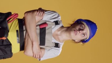 Dikey video: Kafasına çekiçle vurulan, başı dönen ve kafası karışmış bir müteahhit portresi. Beceriksiz kadın çizgi film yıldızlarını görüyor ve dengesiz ya da titrek, deli gibi dans ediyor..