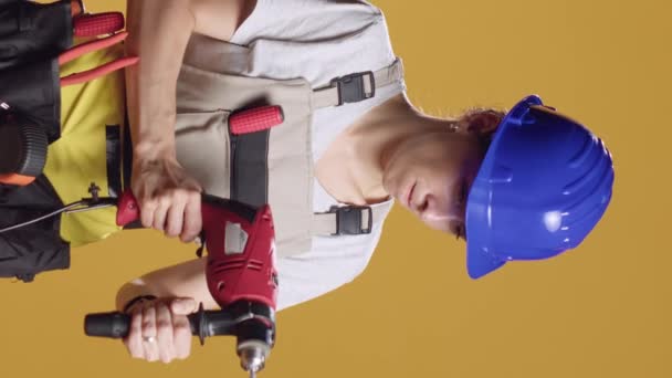 垂直视频 强大的手妇女使用电钻钉枪螺钉 与电钻枪机一起进行施工维修 重建家园工程项目的结构 — 图库视频影像