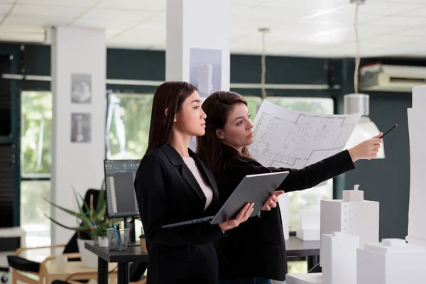 Architekten Mit Blaupause Arbeit Mit Hochbau Projekt Architekturbüro Modellierung Haus — Stockfoto