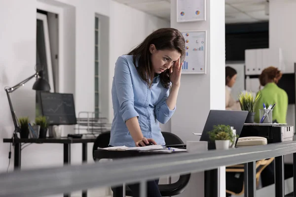 Droevige Werknemer Heeft Hoofdpijn Drukke Manager Moe Van Het Werk — Stockfoto