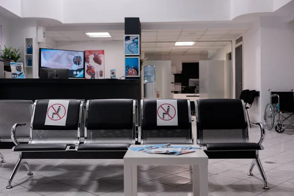 Ogólne Ujęcie Pustej Poczekalni Szpitala Sekcjonowane Siedzenia Aby Zapobiec Zakażeniom — Zdjęcie stockowe