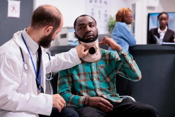 Gewond Afro Amerikaanse Man Draagt Halsband Praat Met Een Arts — Stockfoto