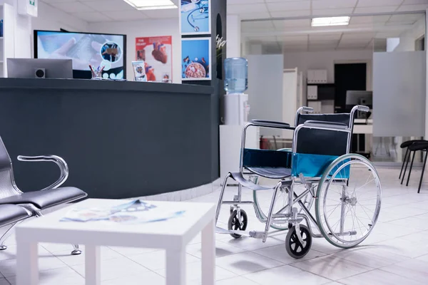 Orthopädische Rollstühle Vor Den Wartestühlen Der Rezeption Der Klinik Stuhl — Stockfoto