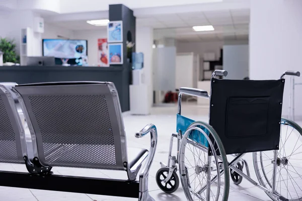능력을 사람들을 의자와 요양원의 비좁은 대기실 병원의 로비에 쓸모없는 휠체어 — 스톡 사진