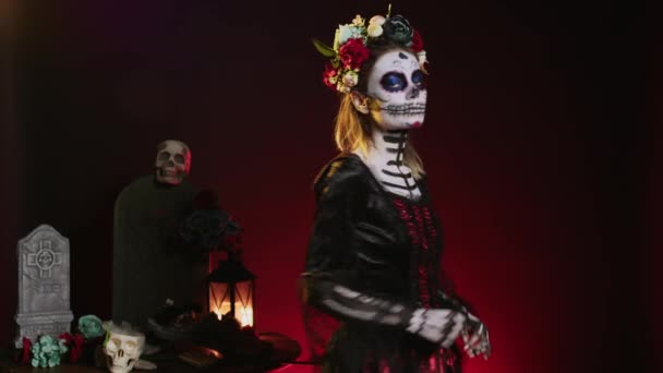 스러운 죽음의 해골로 공포의 의상을 멕시코 할로윈의 디제이데 무에르 토스를 — 비디오