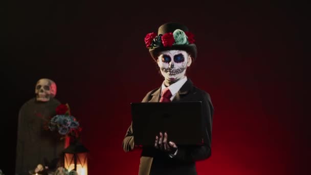 Lady Dead Browsing Internet Laptop Dios Los Muertos Celebração Ritual — Vídeo de Stock