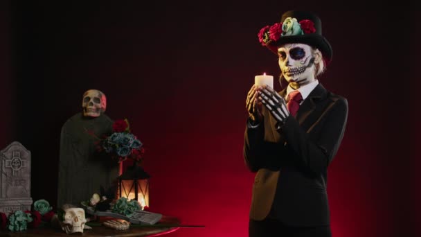 스튜디오에서 해골을 여자가 디오스 무에르 토스를 축하하기 죽음의 복장을 촛불을 — 비디오