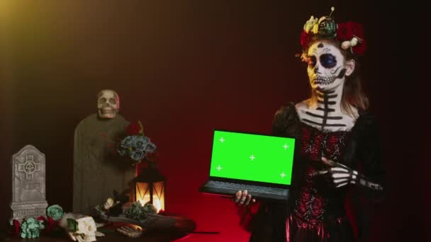 Señora Computadora Portátil Celebración Muerta Con Pantalla Verde Que Muestra — Vídeos de Stock