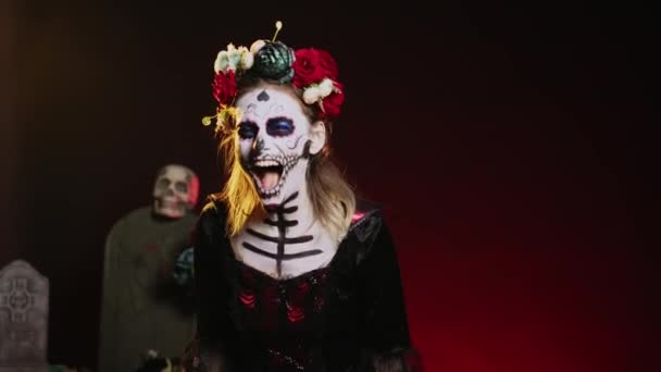 Horror Dame Van Dood Schreeuwen Luid Gekleed Kostuum Met Schedel — Stockvideo