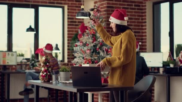 Mulher Feliz Sentindo Animado Depois Ser Demitido Dia Véspera Natal — Vídeo de Stock