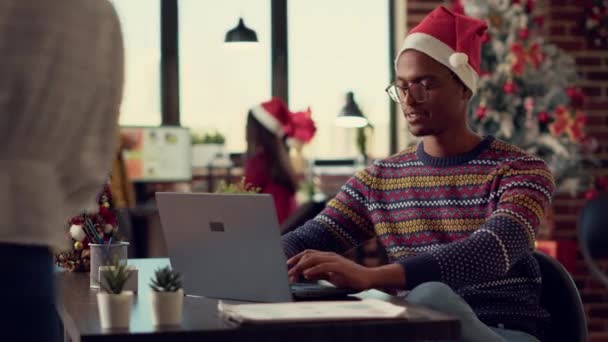 Africký Američan Posílá Mail Notebook Stole Pracuje Počítači Během Vánoční — Stock video