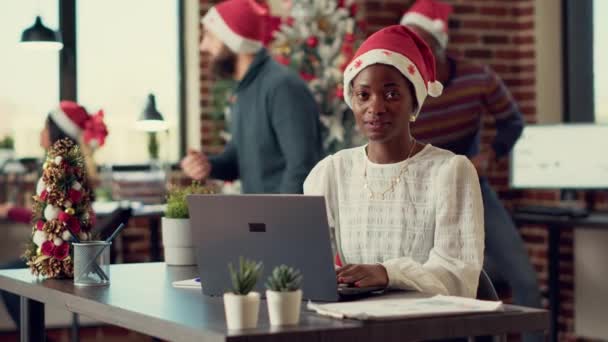 Portret Afrykańskiej Kobiety Kapeluszu Mikołaja Pracy Pracującej Danymi Badawczymi Laptopie — Wideo stockowe