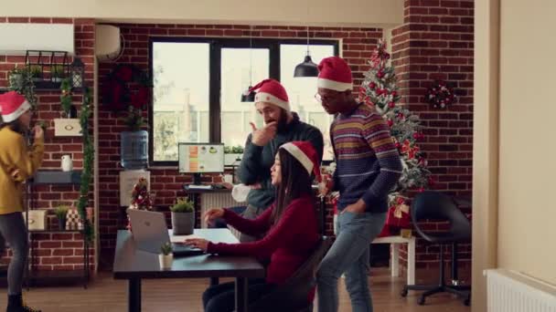 Diverse Collega Werken Aan Het Opstartrapport Feestelijk Kantoor Doen Teamwork — Stockvideo