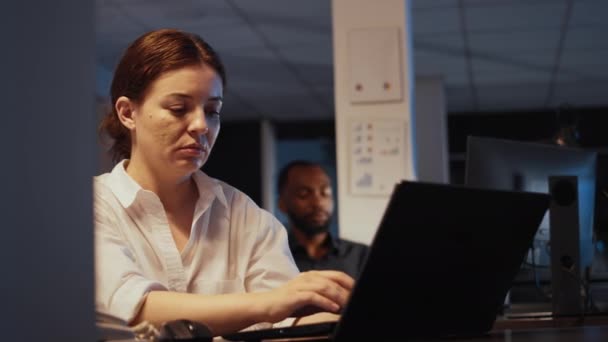 Startujący Pracownik Rozmawiający Przez Telefon Pracy Biurowej Pracujący Nad Laptopem — Wideo stockowe