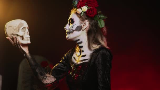 Mladá Děsivá Dáma Hledící Lebku Studiu Oblečená Úchylném Halloweenském Kostýmu — Stock video