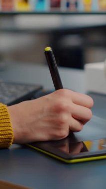 Fotoğraf editörünün, grafik tabletine çizim yapan iki ekran kullanarak müşteri fotoğrafını düzenleme işini kapat. Yaratıcı ajanstaki grafiksel fotoğrafçılar stiliz kalemle mal varlıklarını rötuşluyorlar.