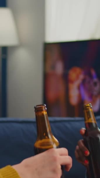 Вертикальне Відео Крупним Планом Молодь Вручає Тости Вітає Пляшку Пива — стокове відео