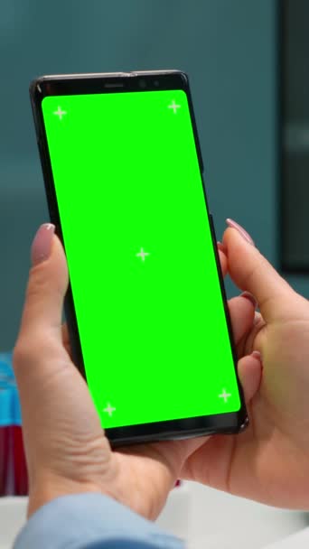 Vertikální Video Detailní Záběr Lékařů Ruční Telefon Zelenou Obrazovkou Sedí — Stock video