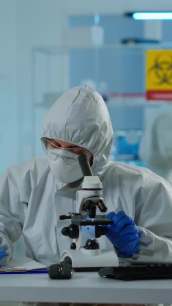 슈트를 생물학자 가장비를 실험실에서 현미경을 사용하여 클립보드에 정보를 기록하고 기술을 — 비디오