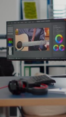 Masasına profesyonel bilgisayar yerleştirilmiş boş yaratıcı iş yeri, çift monitör kurulumu. Video düzenleme, içinde kimse olmadan stüdyo şirketi kurma ve bilgisayar ekranlarına prodüksiyon yazılımı yükleme