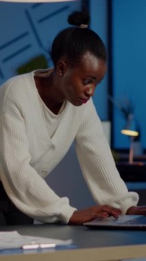 Yönetici siyahi kadın dizüstü bilgisayarını arıyor, yeni başlayanlar şirketinde kameraya bakıp yorgun görünüyor. Projenin bitiş tarihine saygı göstermek için fazla mesai yapan odaklı çalışan okuma görevleri