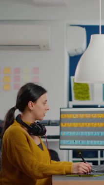 Stylus kalem kullanarak yaratıcı ofis ortamında bilgisayar üzerinde çalışan fotoğraf editörü uzmanı. Moda varlıklarını dijital grafik düzenleme yazılımı, renk derecelendirme modeli ile rötuş yapan kadın