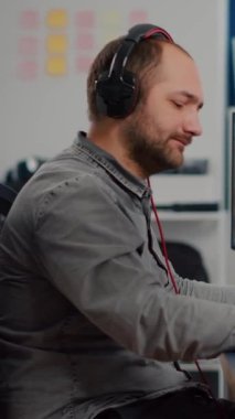 Yeni projede grafik yazılımlı bilgisayar kullanarak çalışan odaklanmış tasarımcı adam mimarı ve yaratıcı başlangıç ofisinde oturan stilus kalem. Alçak yazılım gösteren sanayi mühendisi.