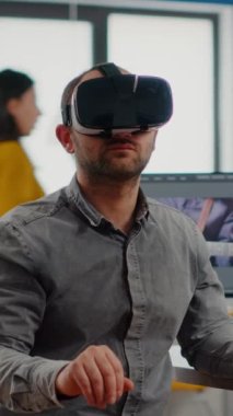 Video editörü sanal gerçeklik kulaklığı, jestler, montaj, post prodüksiyon yazılımları kullanarak yaratıcı ajans ofisinde çalışma deneyimi yaşıyor. Multimedya şirketinde VR gözlük kullanan kameraman