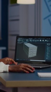 Hevesli bir Afrikalı mühendis, prototip için şirkette fazla mesai yapan 3 boyutlu bir konteynır konteynırı tasarlamak üzere kaba yazılım analiz ediyor. Çok çalışan bir kadın, teknolojiyi kullanarak ofiste çalışıyor.