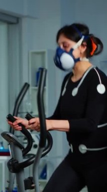 Dikey video: Doktor, maske takmış hasta çapraz antrenörle koşarken, sağlık araştırmacısı Vo2 'yi, fiziksel dayanıklılığı, kalp atış hızını ve